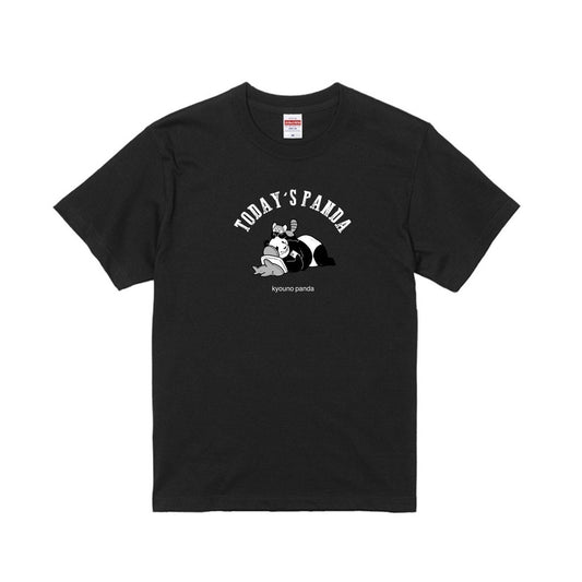 パンダの耳をはむはむするレッサーパンダ Tシャツ